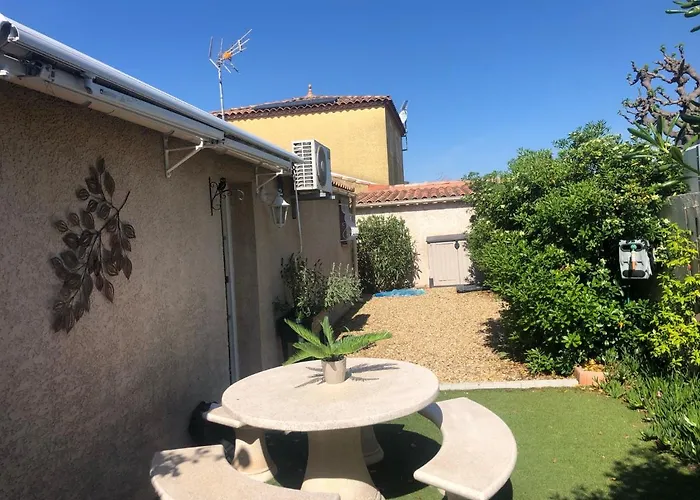 Studio Refait A Neuf Avec Jardin Aigues Mortes